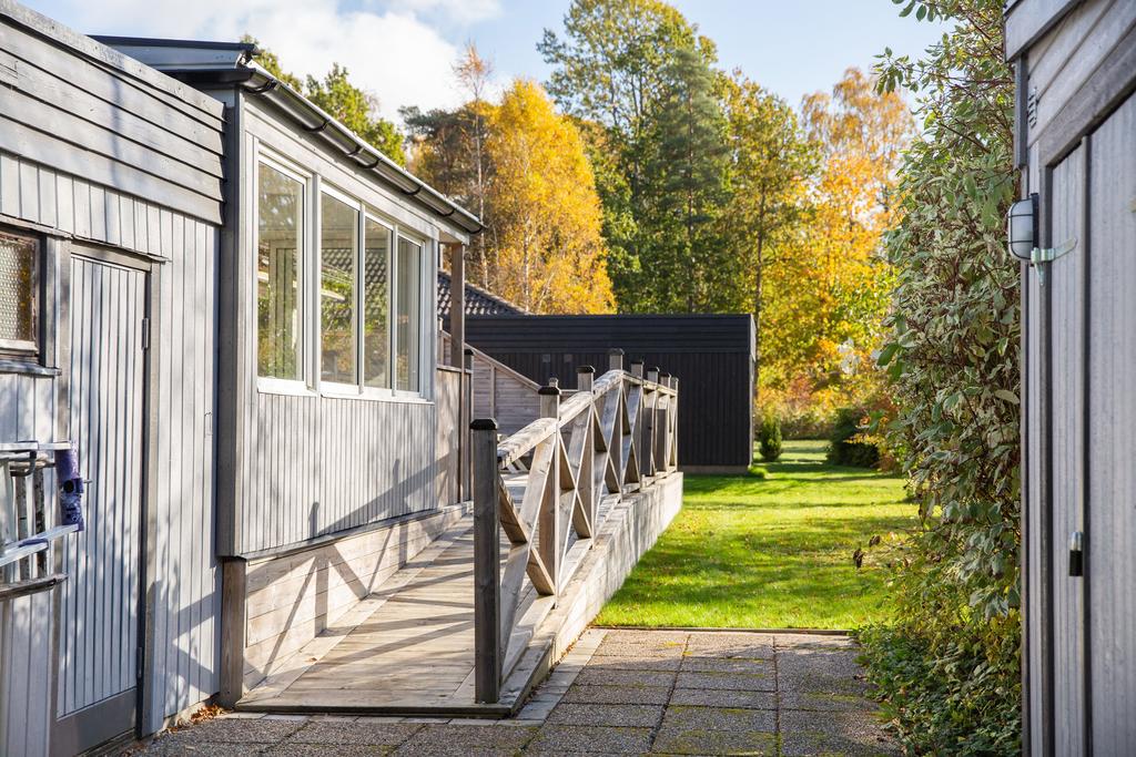 Ramp till altan, friggebod till höger