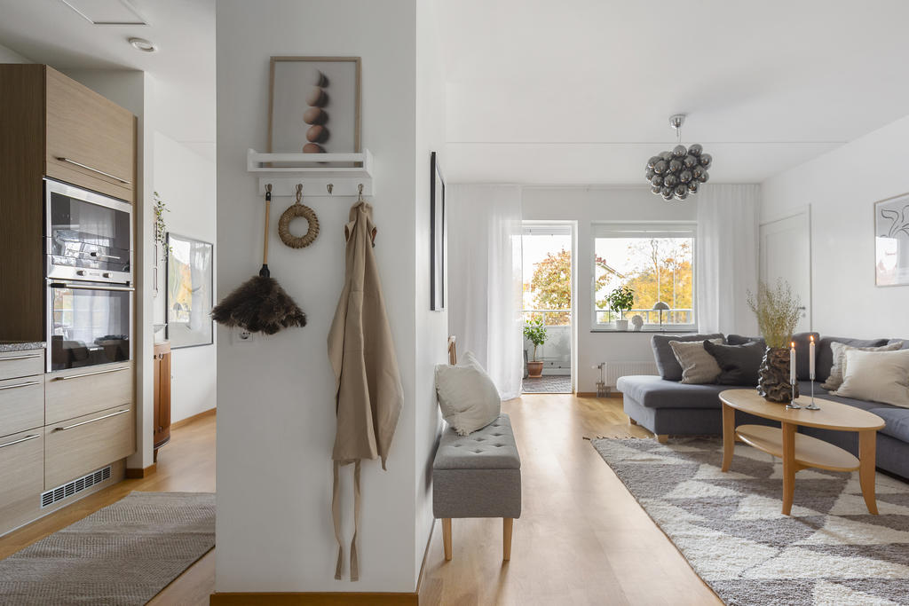 Via vardagsrummet når ni bostadens balkong