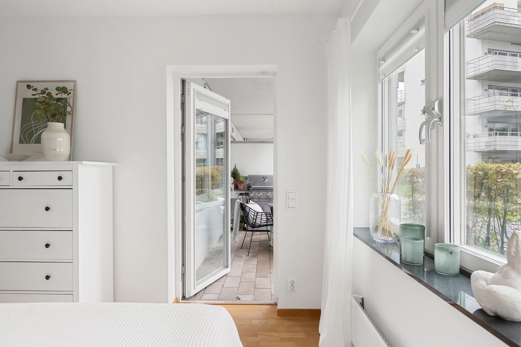 Via sovrum tre nås bostadens uteplats