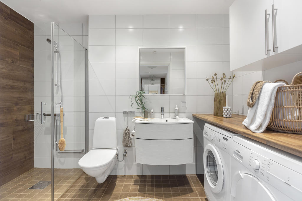 Bostaden badrum utrustad med tvättdel