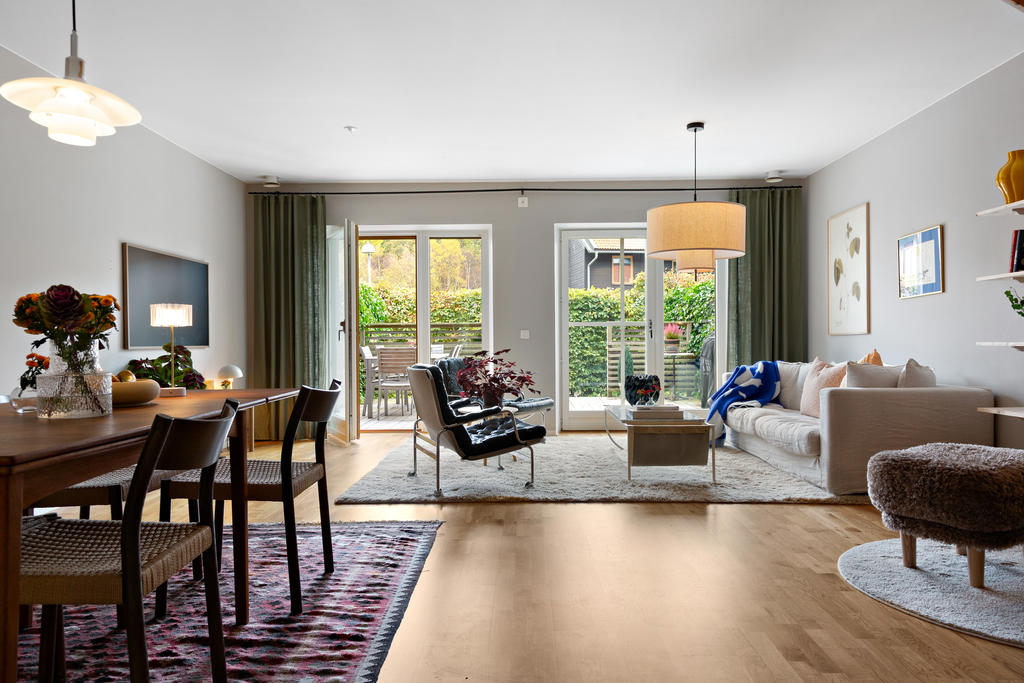 Vardagsrummet är ljust och luftigt. Fönsterparti och altandörr gör att ljuset är ständigt närvarande