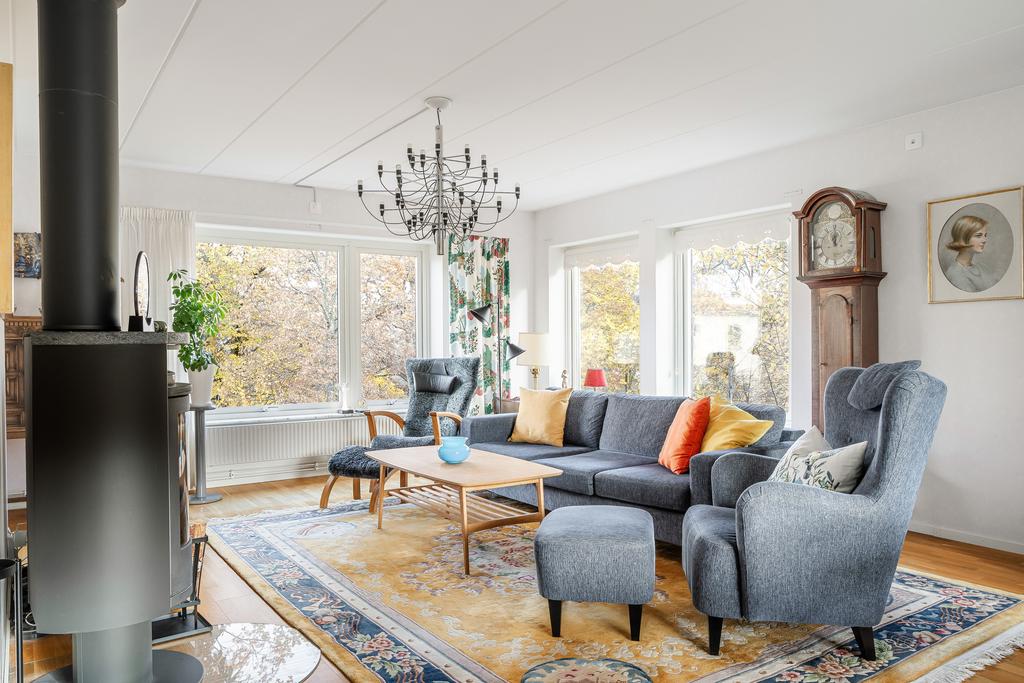 Vardagsrum med braskamin