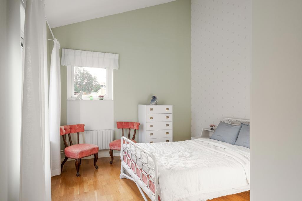 Sovrum med högt i tak