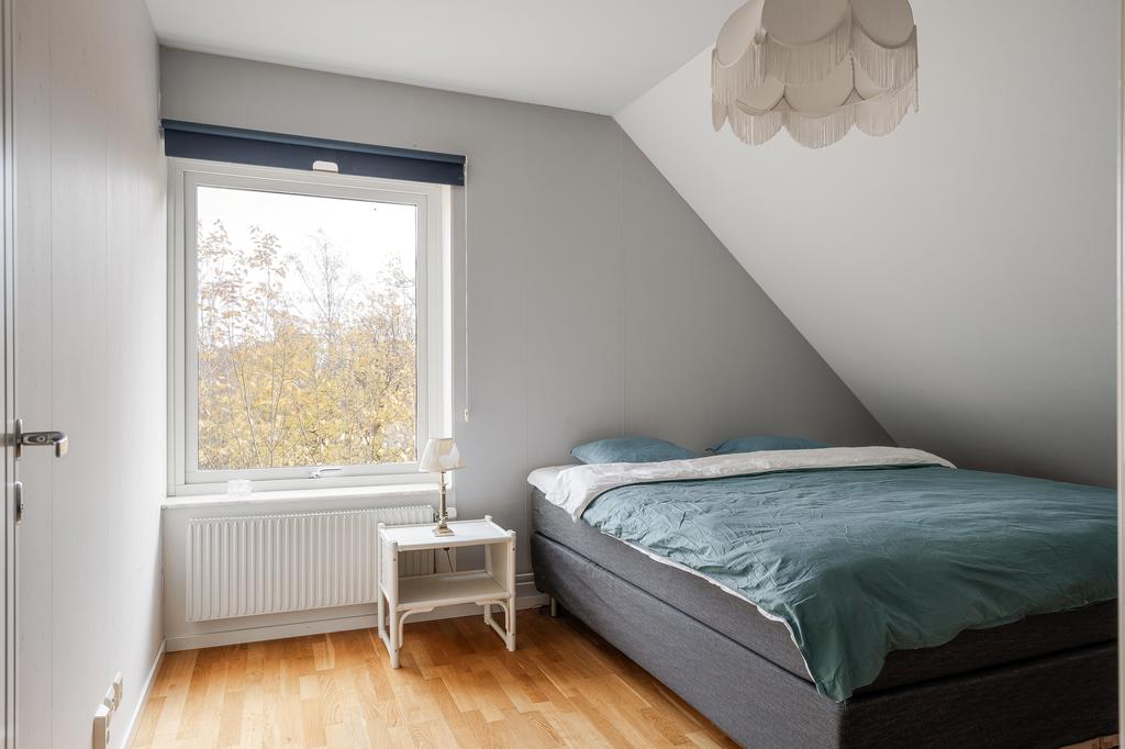 Ett av tre sovrum på övre plan