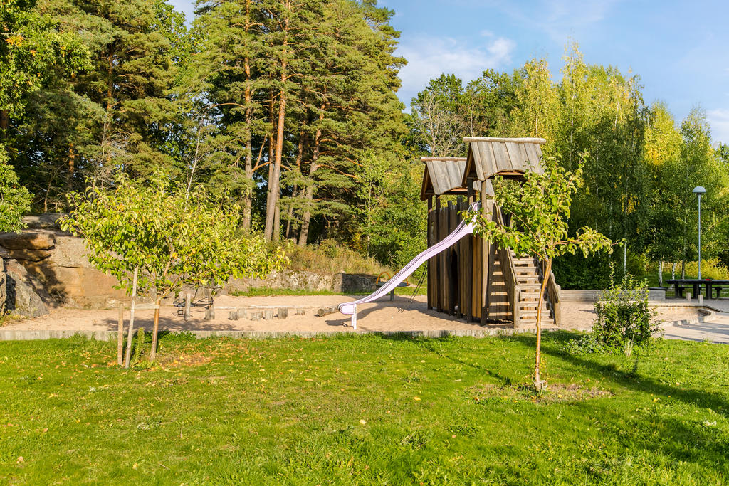 Omtyckt lekplats intill