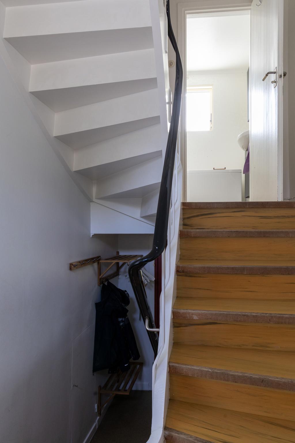 Trappa till övre plan och till källare