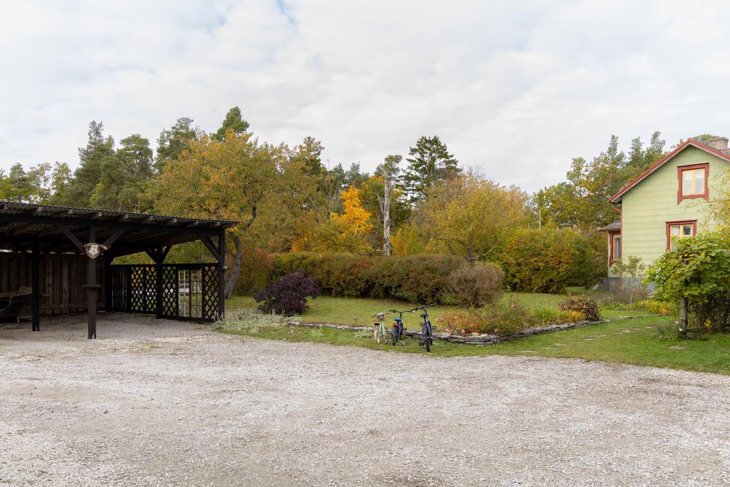 Gårdsplan och carport
