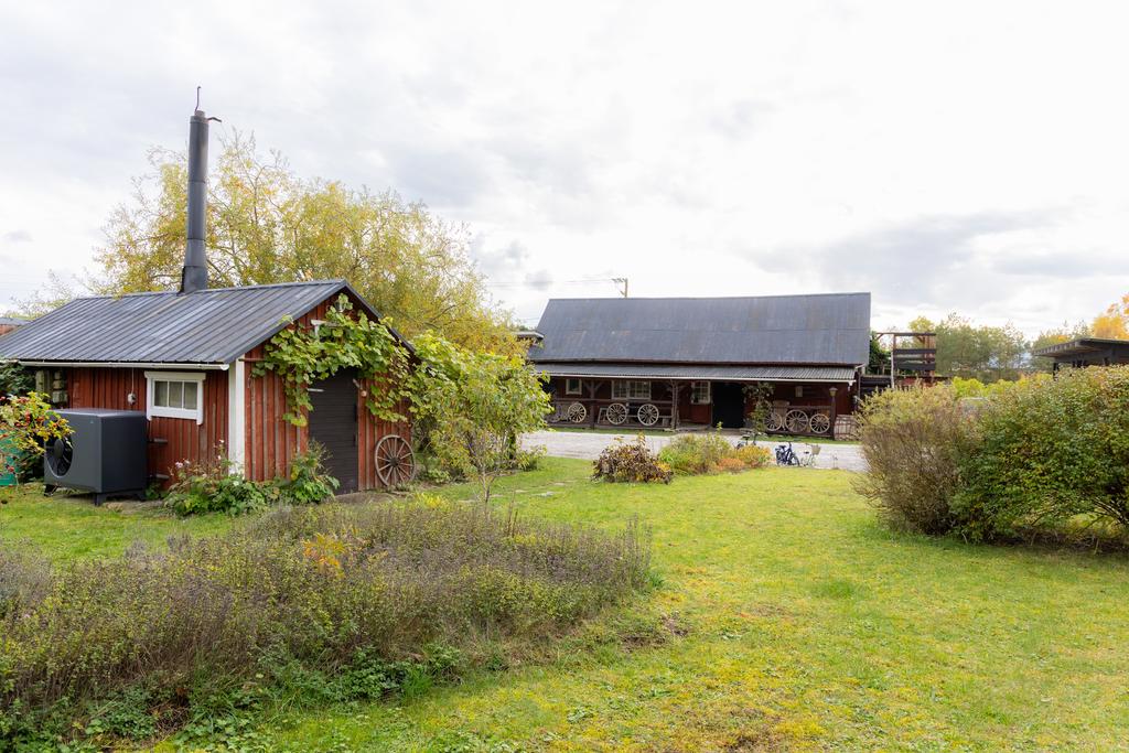 Pannhus och stallet i bakgrunden