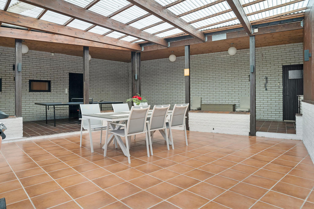 Uterum med utgång till förråd och garage.