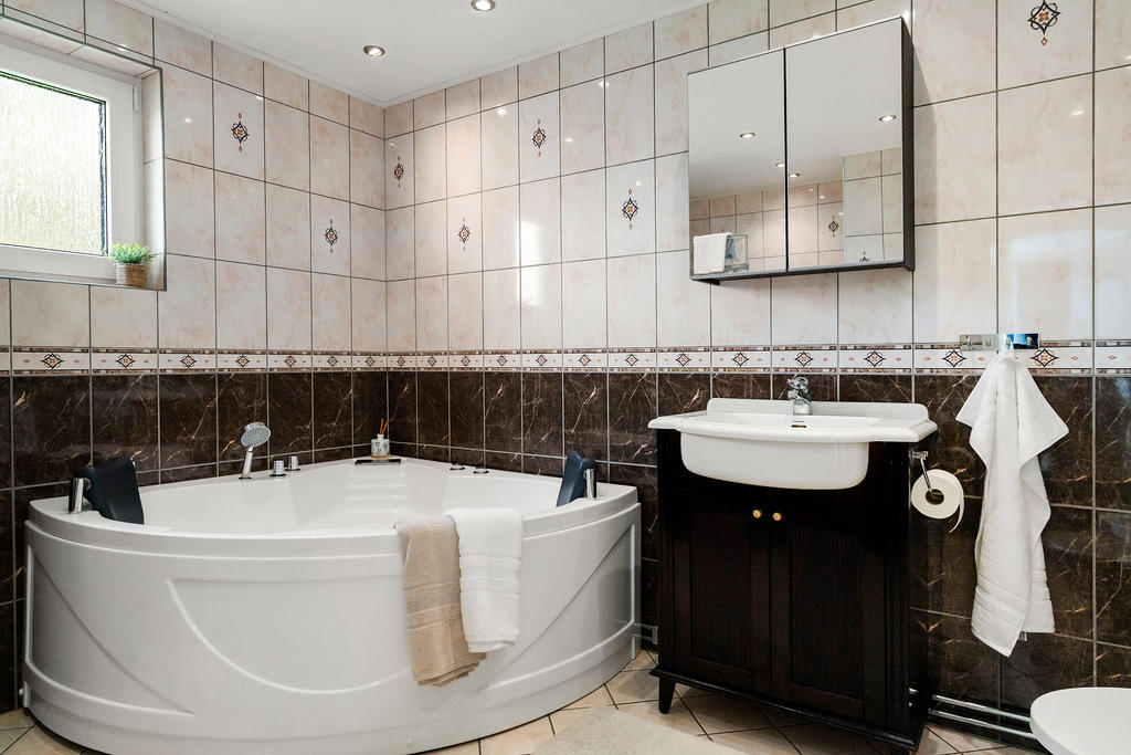 Badrum med bubbelbadkar