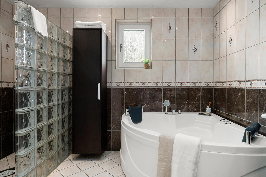 Badrum med dusch och badkar