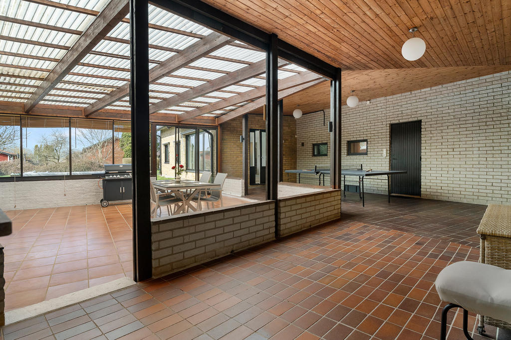 Uterum. Dörr till vardagsrum och tvättstuga.