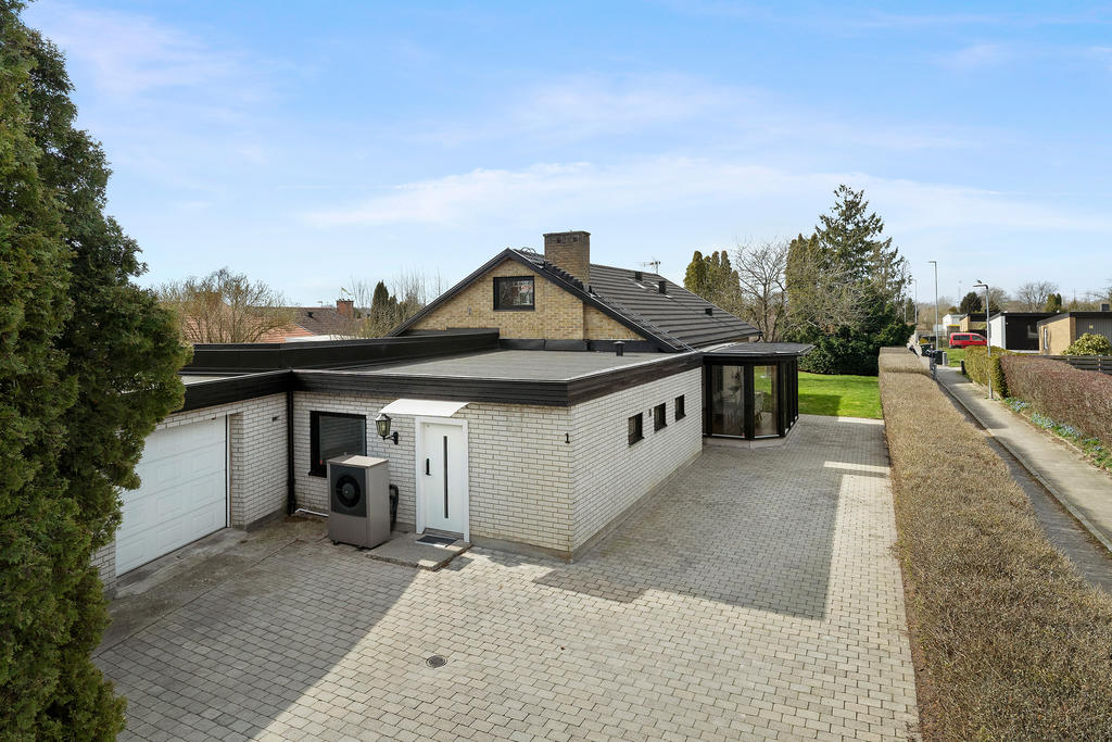 Groventré och vidbyggt dubbelgarage