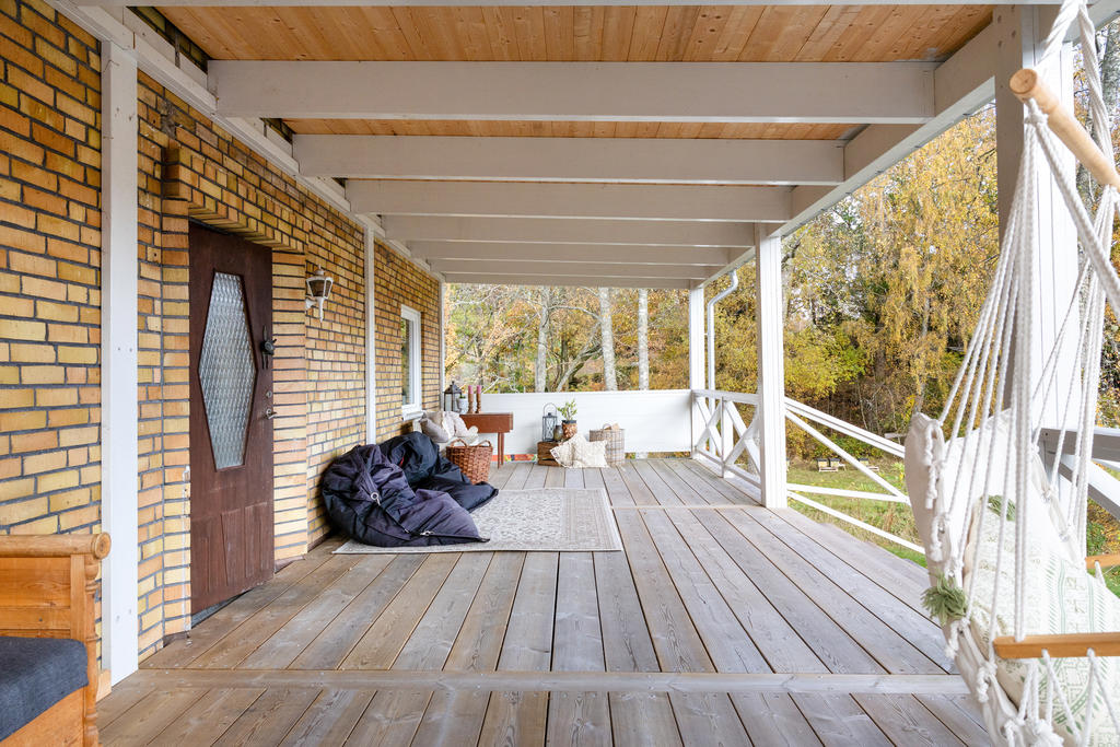 Amerikansk veranda under tak.