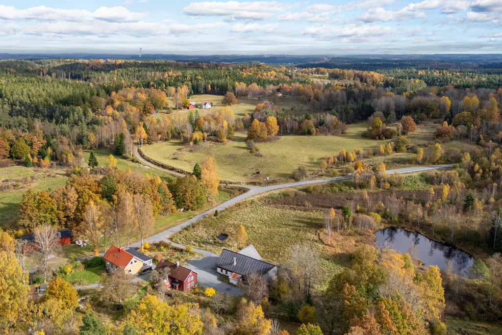 Runt gården breder varierade marker om 15,5 ha ut sig.