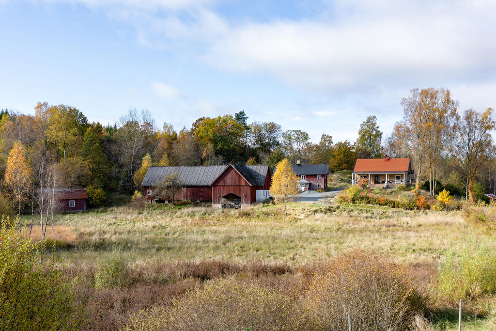 Från vänster: Smedja, Ladugård, Timmerhus, Boningshus och en skymt av garaget.