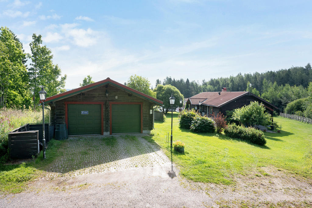Dubbelgarage och plats för flertalet bilar. 