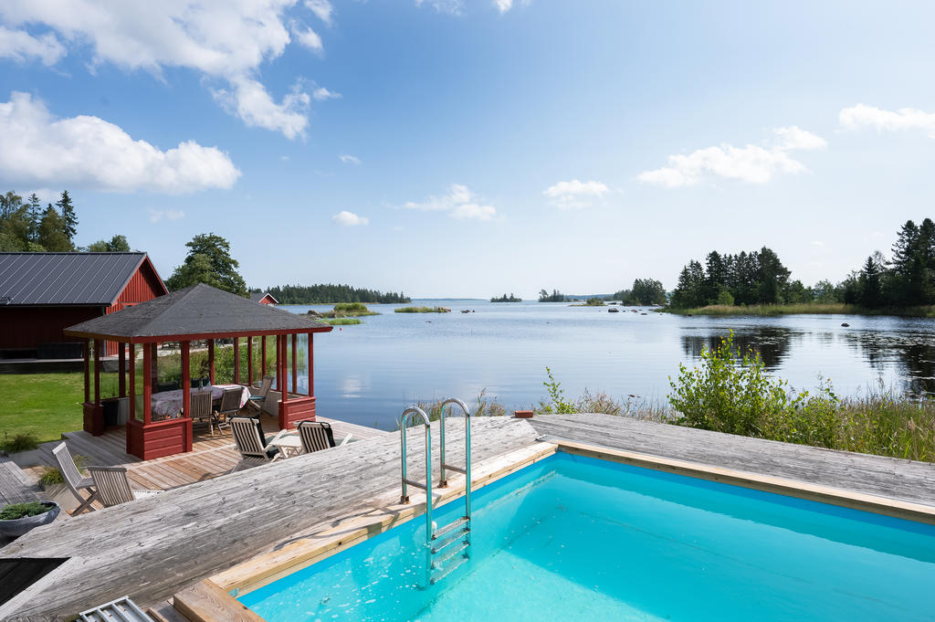 Ett smultronställe med pool och magisk utsikt över havet.