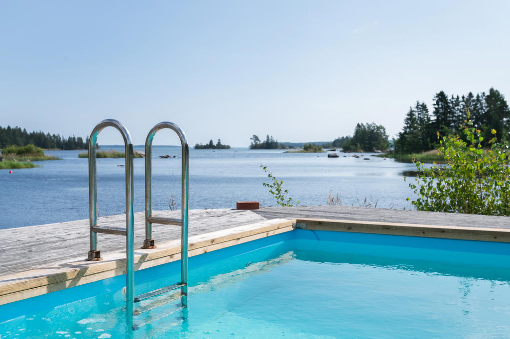 Svalkande bad i poolen. 