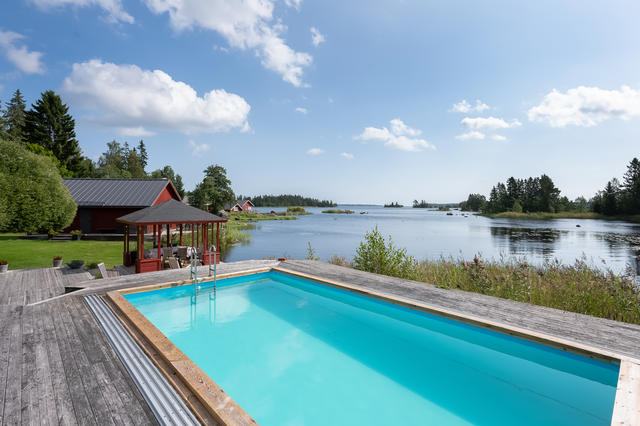 Ett smultronställe med pool och magisk utsikt över havet.