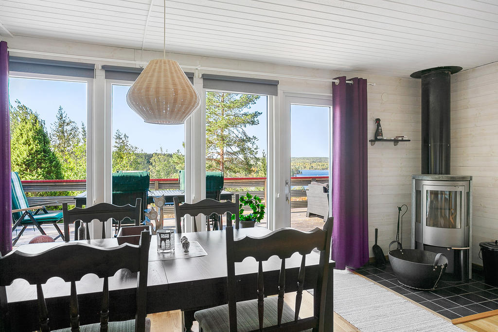 Vardagsrum med braskamin