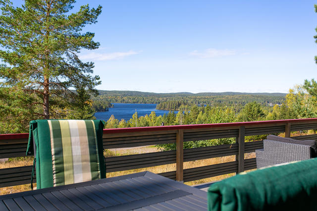 Stor altan med sjöutsikt och västerläge
