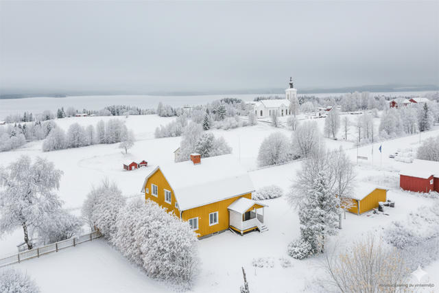 Visualisering: Denna bild är ett originalfoto som har kompletterats digitalt med snö för att illustrera fastigheten och dess omgivning under vintertid