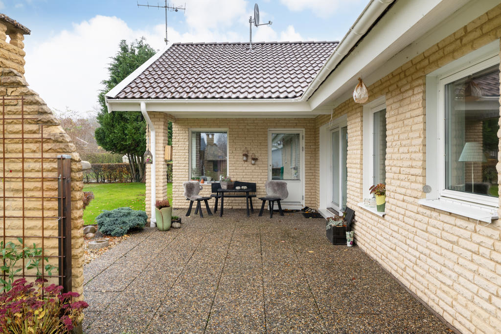 Uteplats delvis under tak