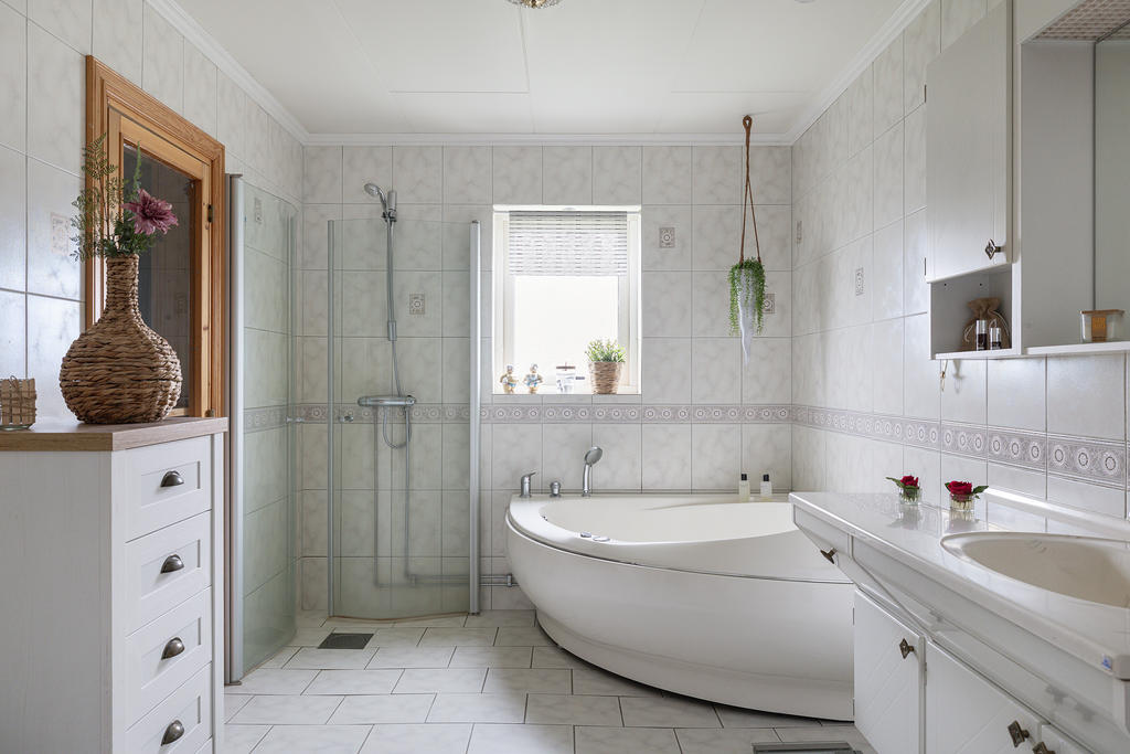 Helkaklat badrum med badrum