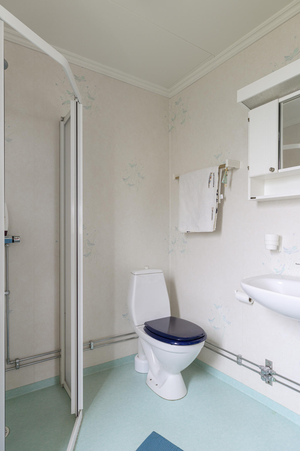 Badrum med plastmatta