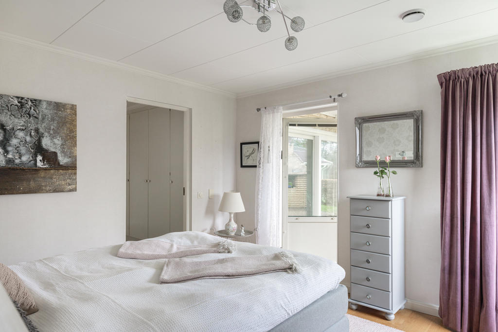 Från sovrummet finns en utgång till uteplatsen på baksidan