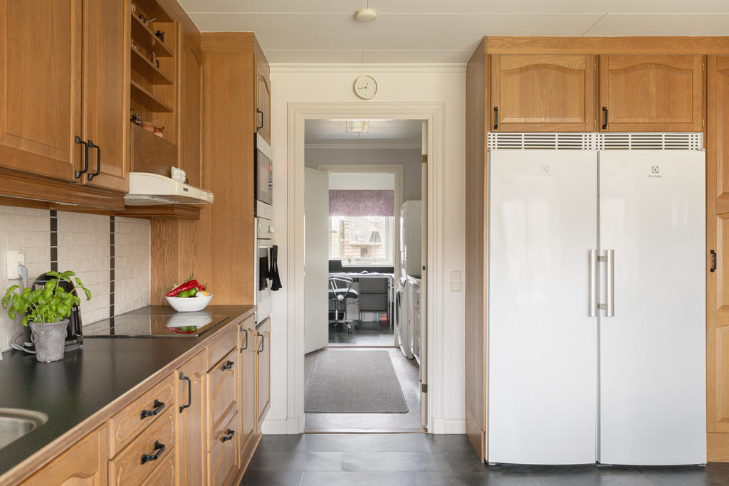 Från köket nås tvättstuga/groventré