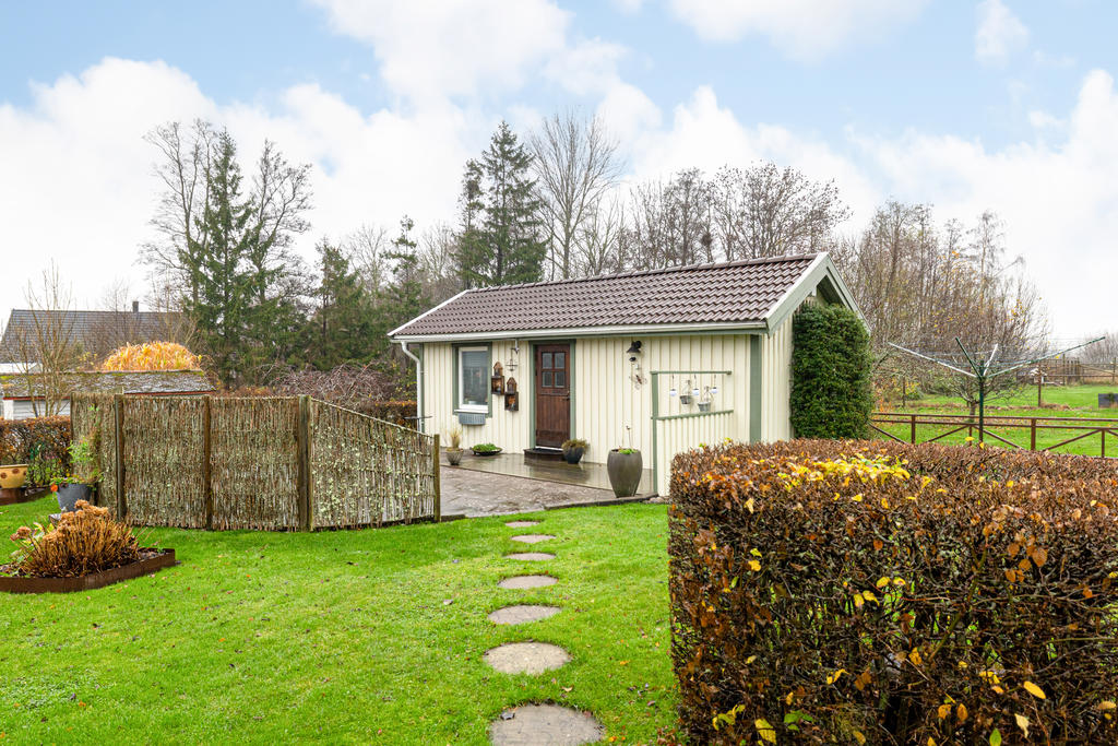 Friliggande gästhus/förråd på tomten