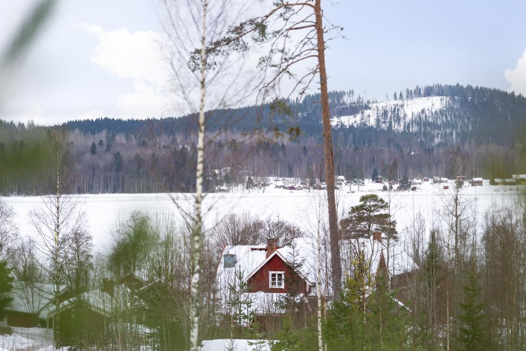 Tomterna har ett mycket trevligt läge i hjärtat av byn med utsikt över Styrsjön