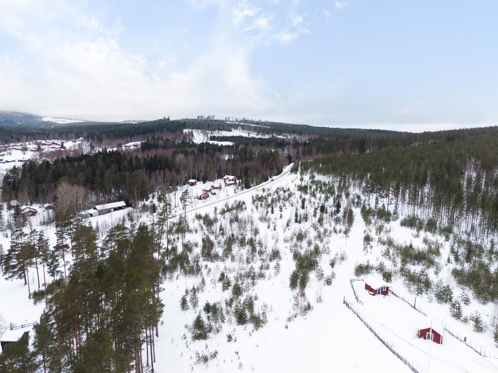 Skogen ligger precis inpå knuten, med bär och svamp på hösten och en fin vandringsled som leder hela vägen upp till Granberget. Siljansleden med skoterspår finns dessutom alldeles ovanför tomterna.