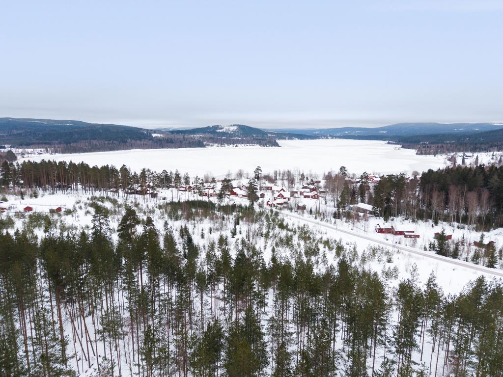 Här finns mycket för den aktiva familjen där byn vintertid plogar upp vägar på Styrsjön för långfärdsskridskor, sparkturer eller en promenad i vintersolen.