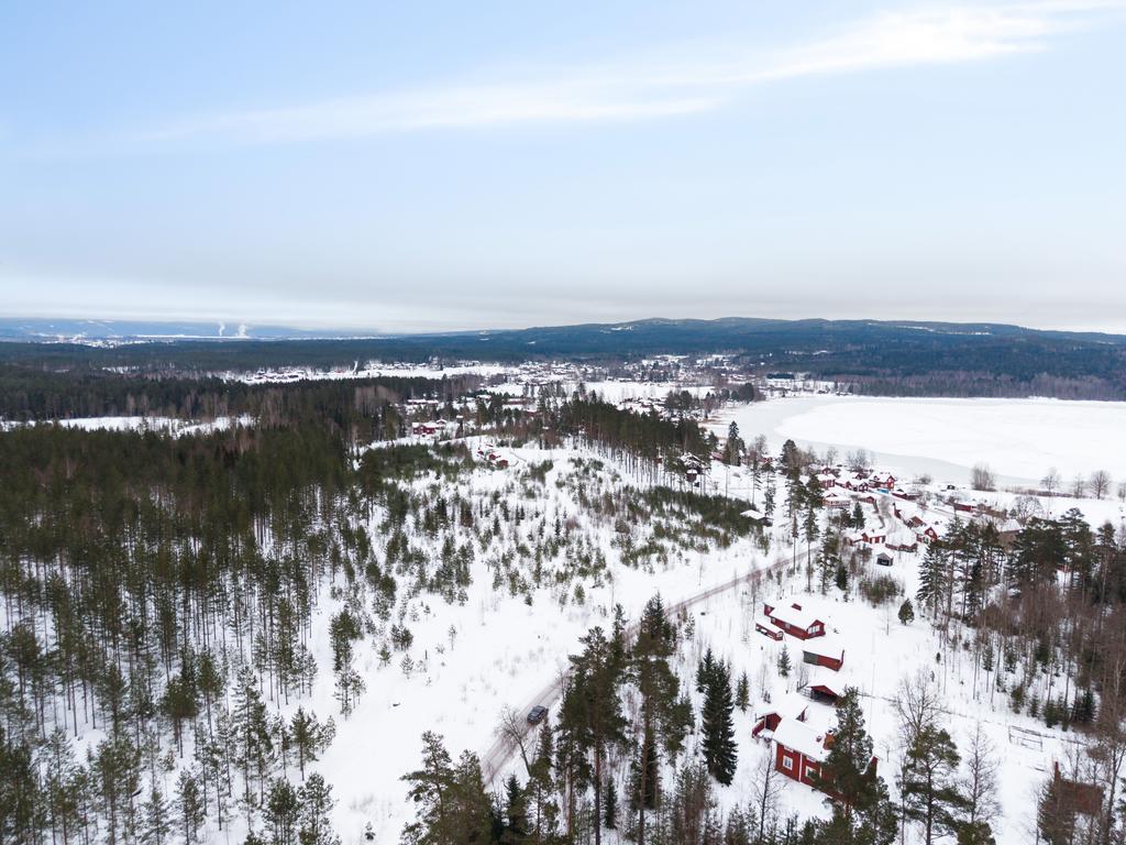 Trots det lantliga lugnet är det inte långt till Leksand – med cykel tar det bara 15–20 minuter in till centrum, perfekt om man vill ta en bit mat på någon av restaurangerna en ljummen sommarkväll.