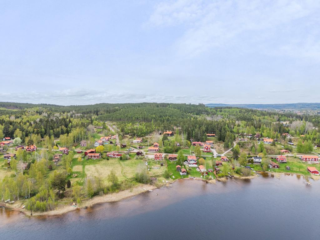 Under sommaren blir det antingen bad vid sjön eller liv i bystugan när det är dags för den årliga "rockfestivalen" – en helg med livemusik och härlig stämning. 
