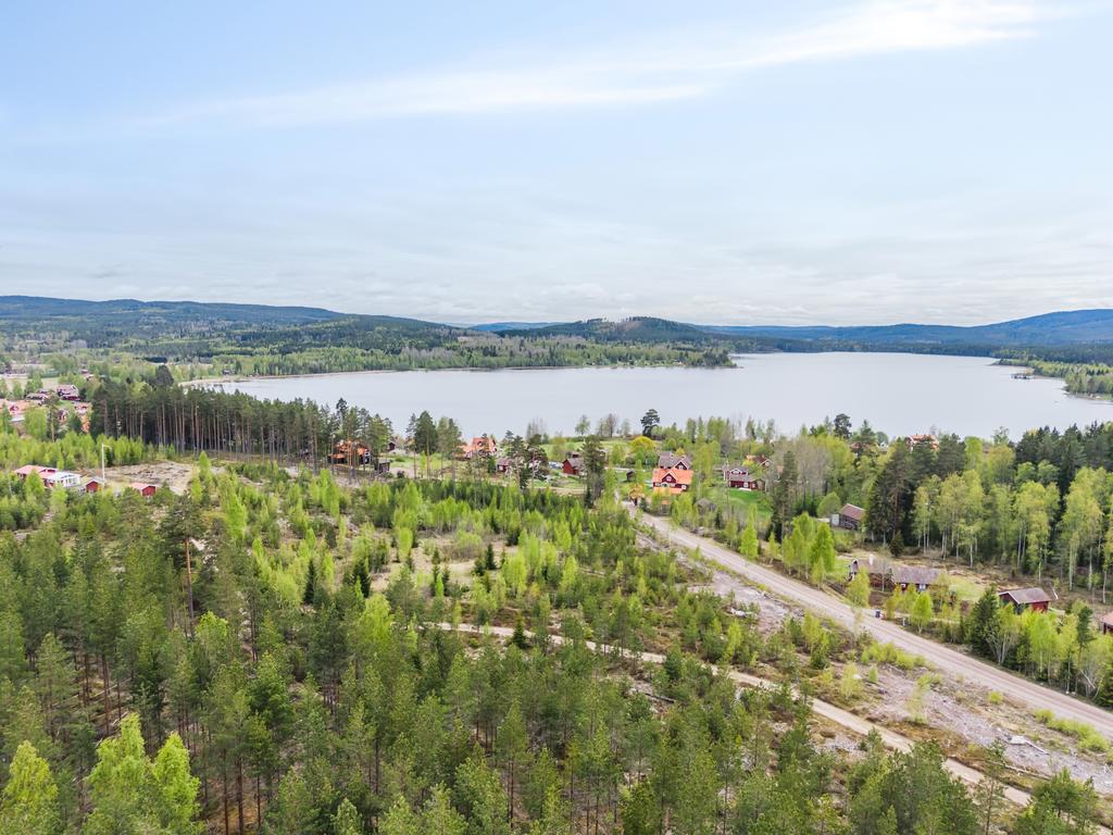 Skogen ligger precis inpå knuten, med bär och svamp på hösten och en fin vandringsled som leder hela vägen upp till Granberget. Siljansleden med skoterspår finns dessutom alldeles ovanför tomterna.