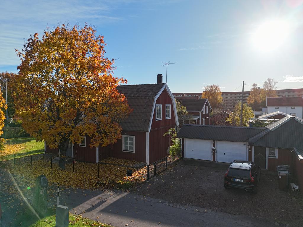 Dubbelgarage och uthus