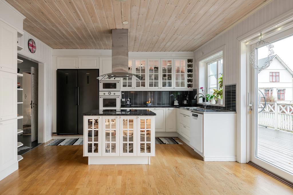 Rymligt kök med gott om förvaring 