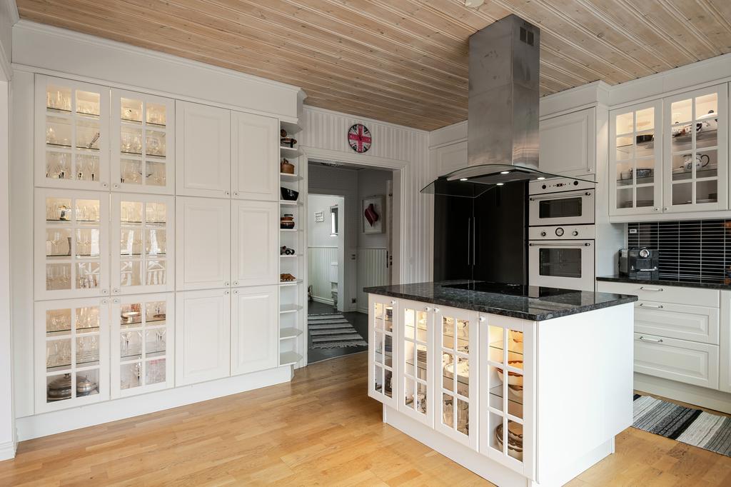 Vackra,upplysta vitrinskåp