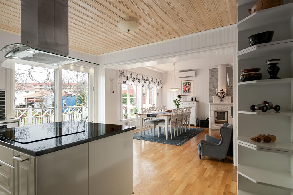 Öppen planlösning mellan kök och vardagsrum