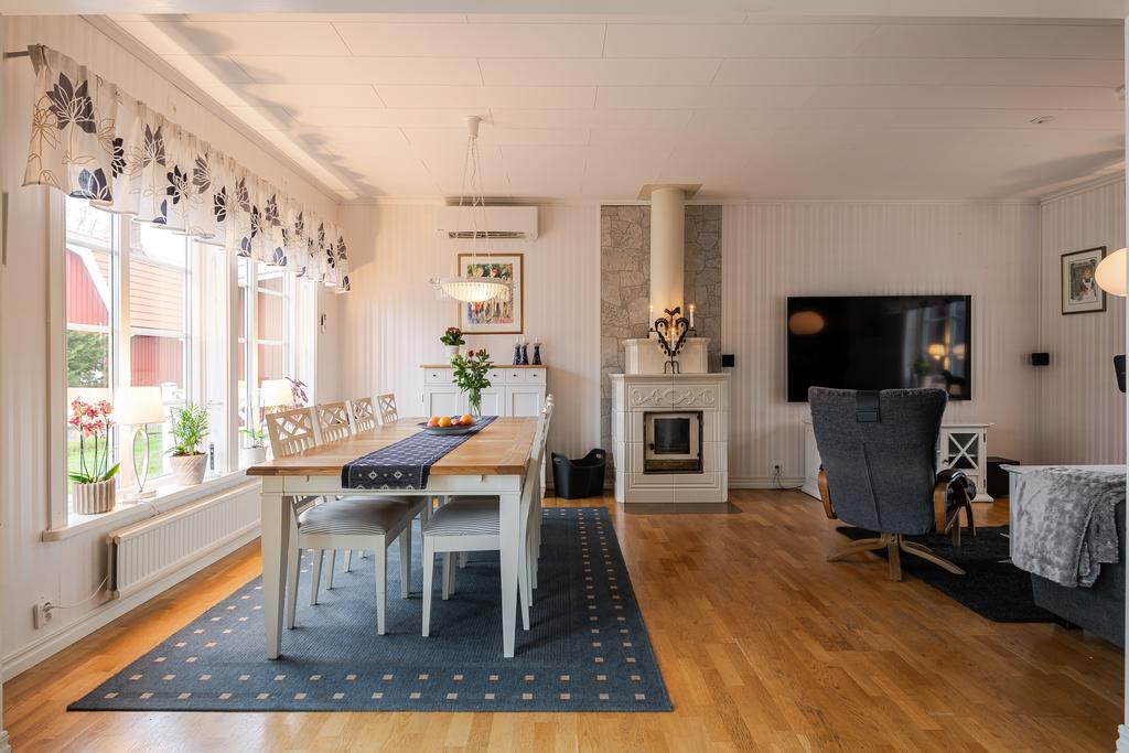 Eldstad intill matplats och vardagsrum