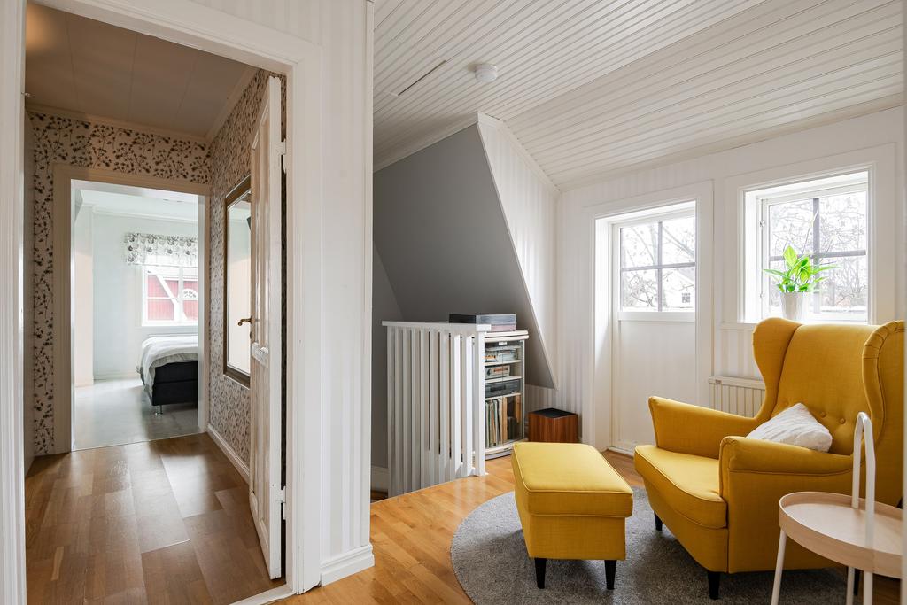 Övre hall med utgång till balkong