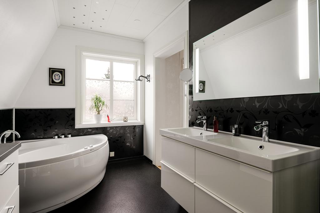 Badrum intill sovrum 1