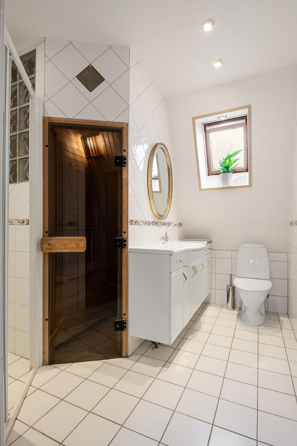 Dusch och bastu i badrum 2, övre plan