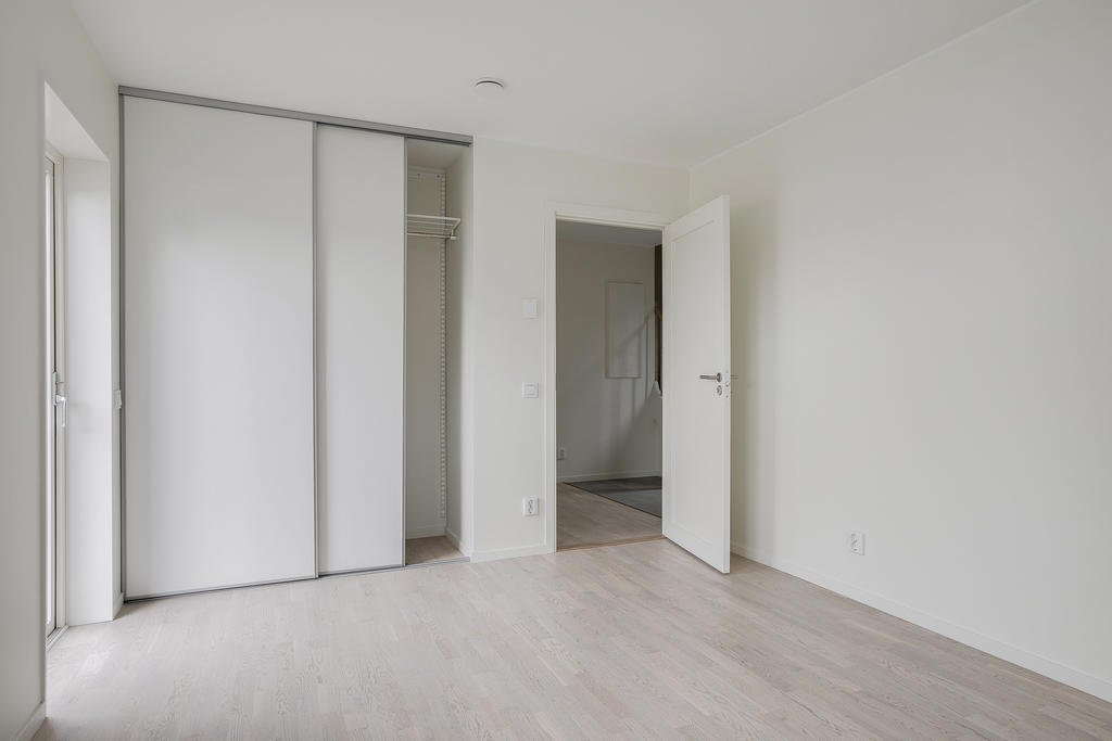 Med bra förvaring i skjutgarderob