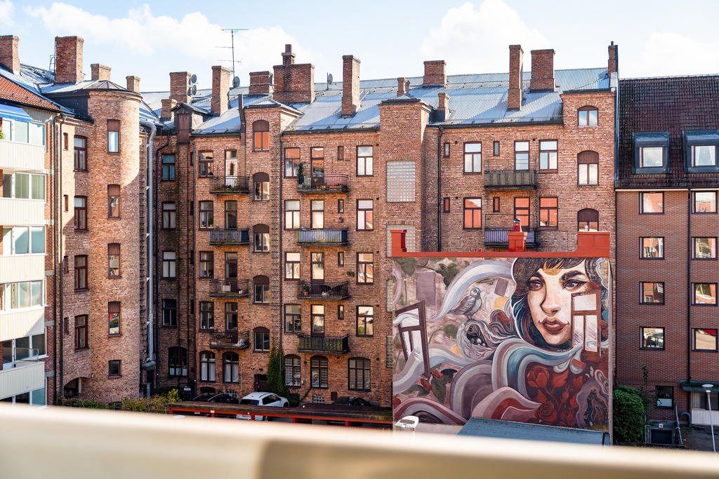 Utsikt från vardagsrummet och den franska balkongen.