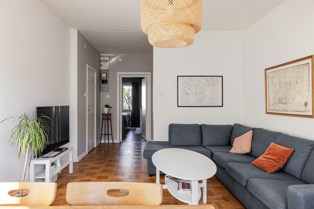 I vardagsrummet och hallen löper samma vackra parkettgolv tröskelfritt